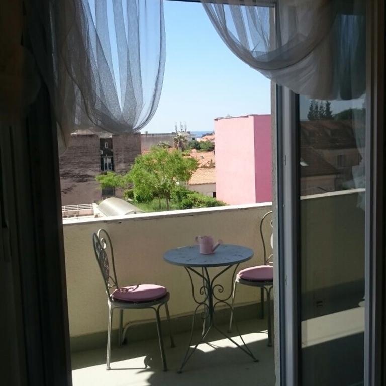Laura Guest house